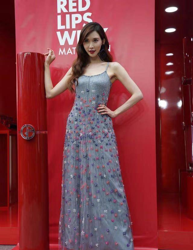 黑色|45岁林志玲真敢“作妖”，穿灰色吊带连衣裙硬穿成00后，美得惊艳