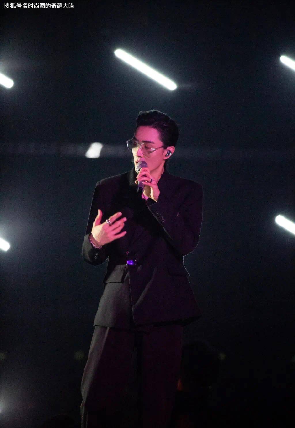 看头|李承铉结婚多年仍处热恋，穿衣打扮都要经过戚薇允许，看着太有爱