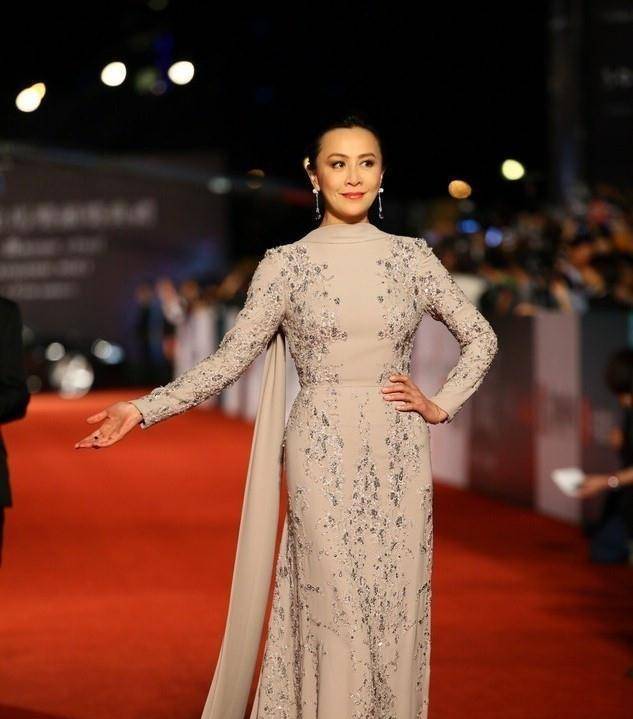 裙子|刘嘉玲穿礼服气场强大惊艳全场，梁朝伟和章子怡都成了衬托