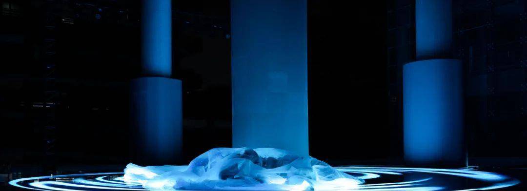 展演|惊艳！广州美术学院惊现赛博朋克沉浸式服装艺术展演-数艺网转