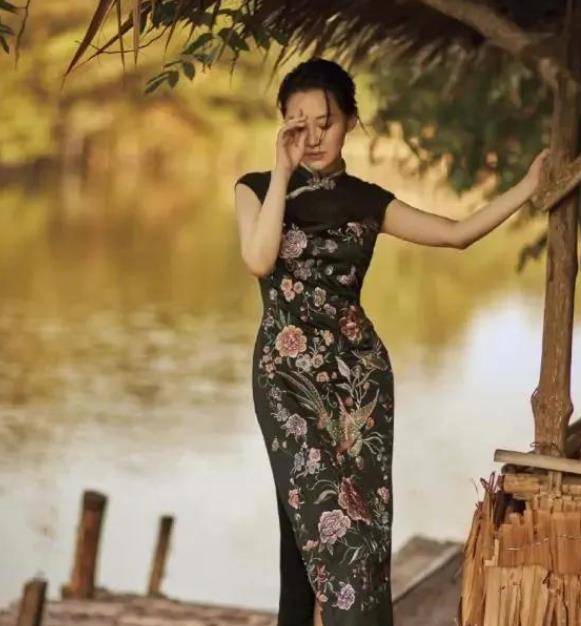 身材|许晴好身材任性,穿A字裙领口镂空博眼球,阿姨辈赶时髦很敢穿