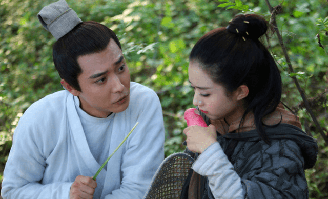 眼睛|《花千骨》：东方彧卿被摩严击中时，为什么他要捂住花千骨的眼睛