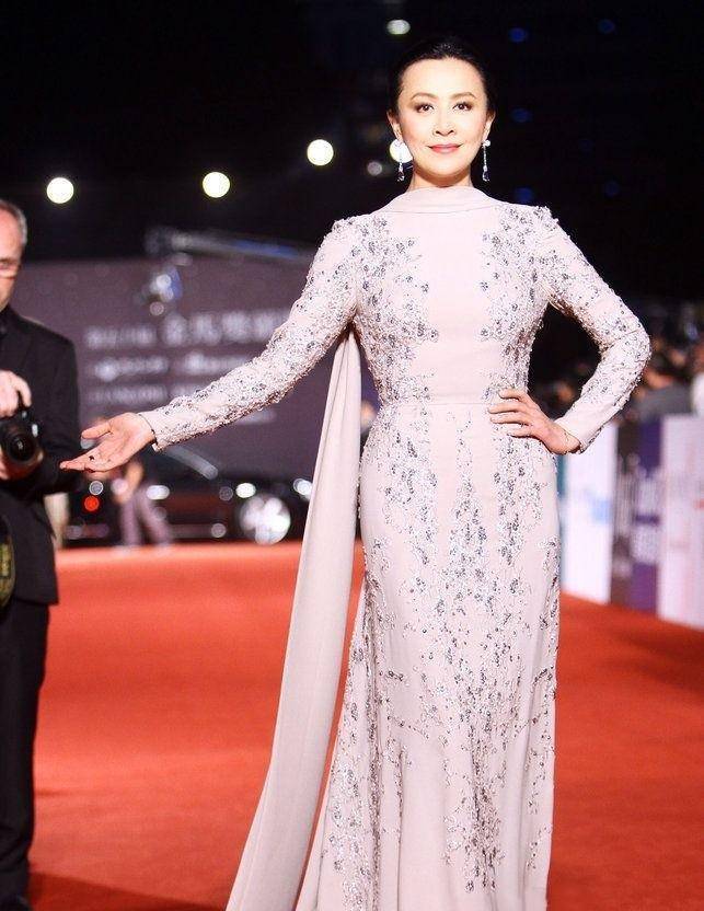 裙子|刘嘉玲穿礼服气场强大惊艳全场，梁朝伟和章子怡都成了衬托