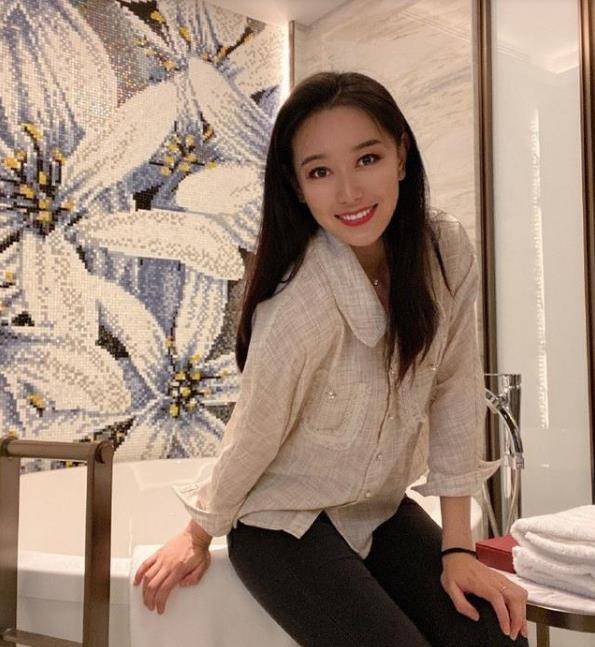 设计|孙一文不愧是体育界的颜值担当，穿小香风衬衫自拍，穿衣品味好高