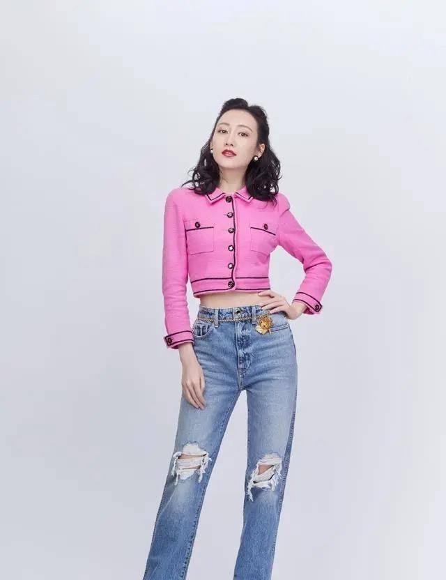 王鸥|王鸥节目里挺敢穿，露脐装玩透视风，为吸睛还调两根“内衣带”