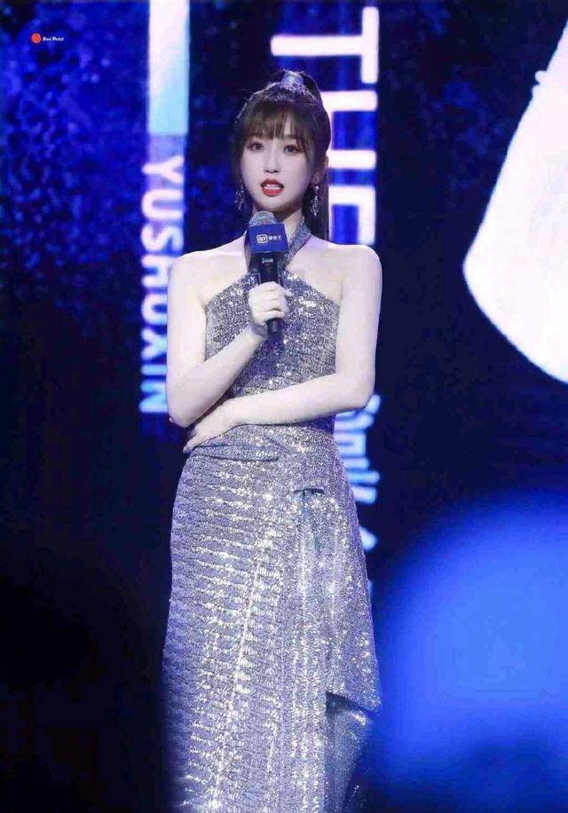 黑色|虞书欣不走甜美风超飒的，一袭银色亮片连衣裙华丽高级，成熟性感