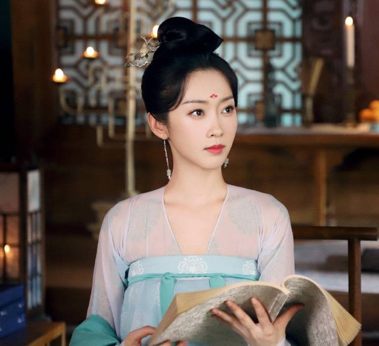 韩栋|宣璐收到了来自“义父”何晟铭的小金人