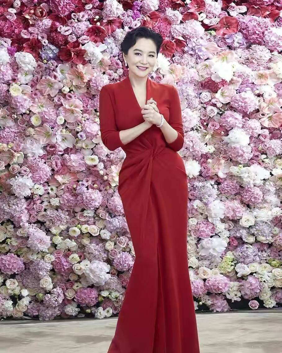 林青霞|林青霞老了更耐看，就算穿皱巴巴的“液体裙”，气质也像高级贵妇