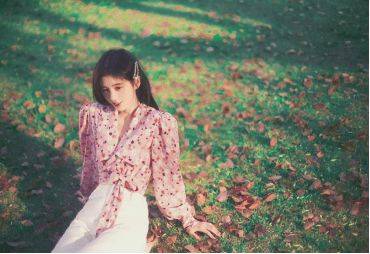 鞠婧祎|鞠婧祎真是“甜系女孩”，一身少女感穿搭太可爱了，喝奶茶好显嫩