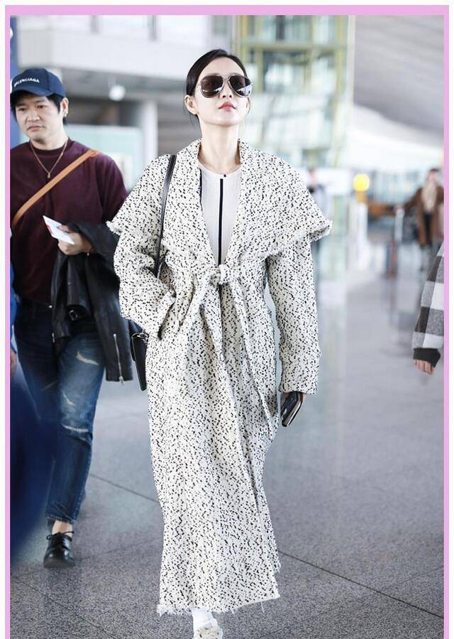 整体|王鸥现身机场拍大片！衣服穿搭特有风范，站在潮流前列的女人！