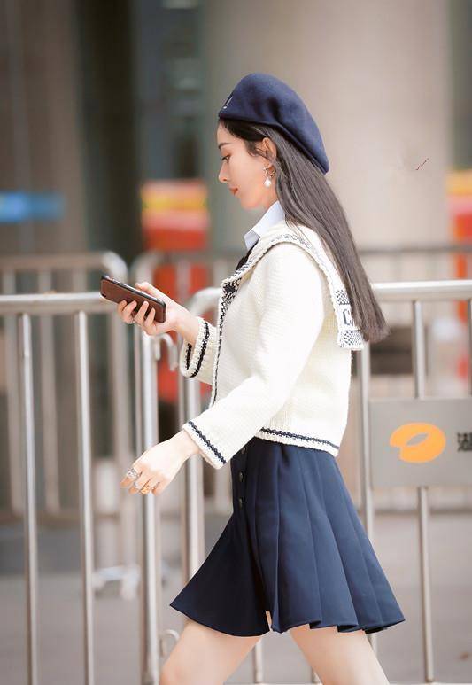 赵丽颖|赵丽颖似回18岁，穿白色针织衫搭百褶裙，越看越可爱呢！