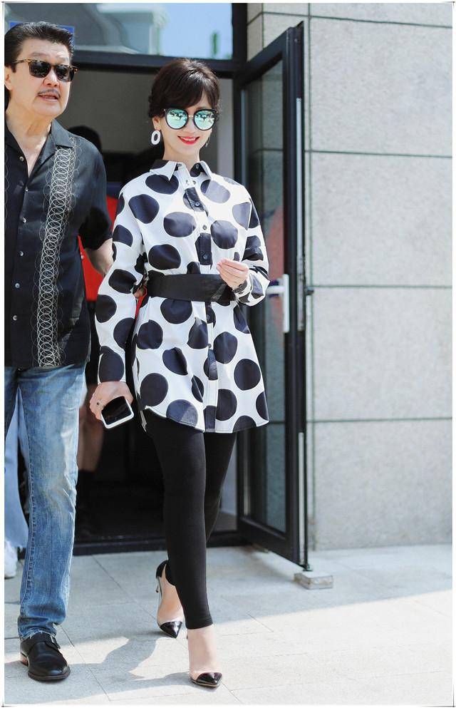 黑色|66岁赵雅芝太时尚，穿橙色大衣还扎马尾辫，厉害了我的老太太