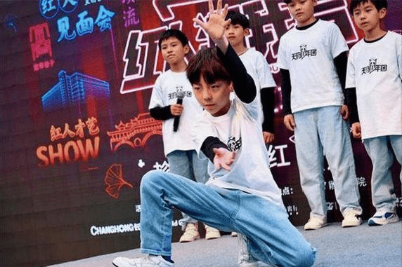 门槛|八岁男团成功出道,不满四天惨遭解散,男团门槛为何如此之低?