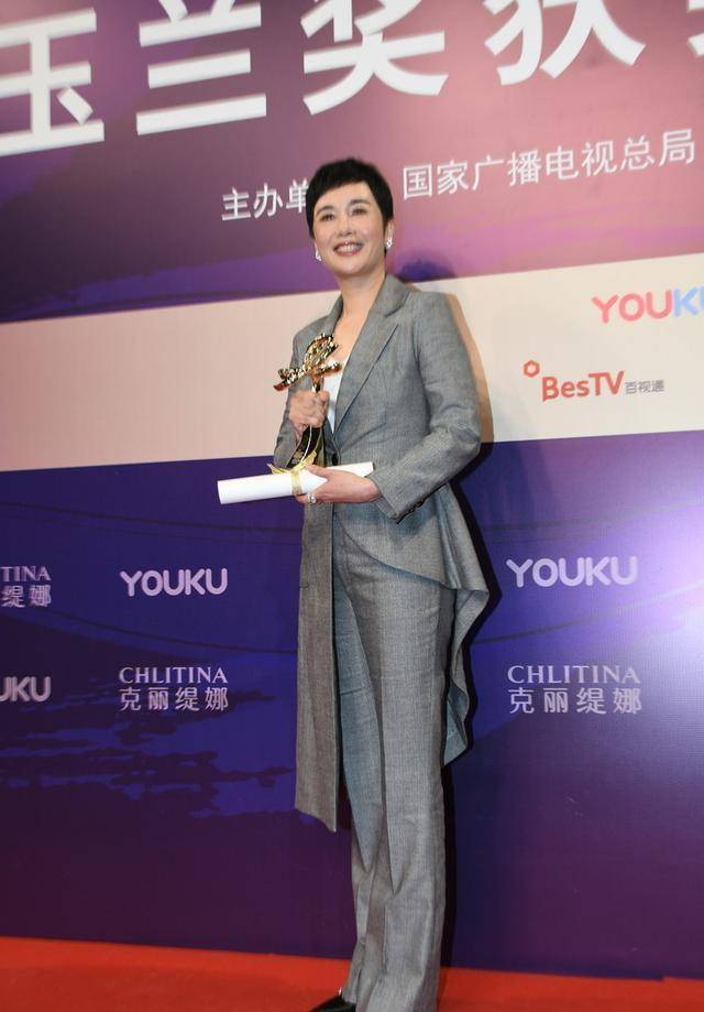 身材|蒋雯丽身材保持得真不错，50多岁身姿还这么窈窕，西装也藏不住