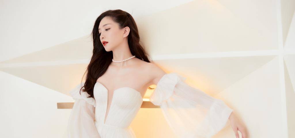 江疏影|江疏影赢得漂亮，穿吊带裙真白嫩，衬得辛芷蕾和张钧甯黯淡无光