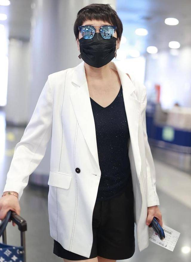 亮片|59岁张凯丽越老越时髦，穿亮片上衣走机场，配大牌包有贵妇气质