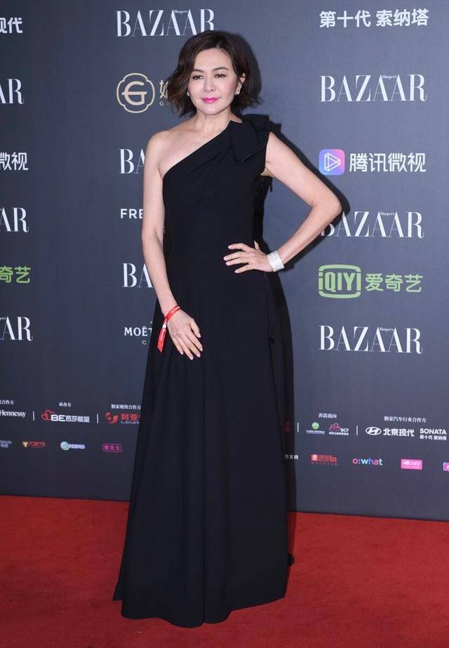 整体|58岁关之琳穿西装很个性，裤子开叉拖地太抢眼，这不愧是一代女神