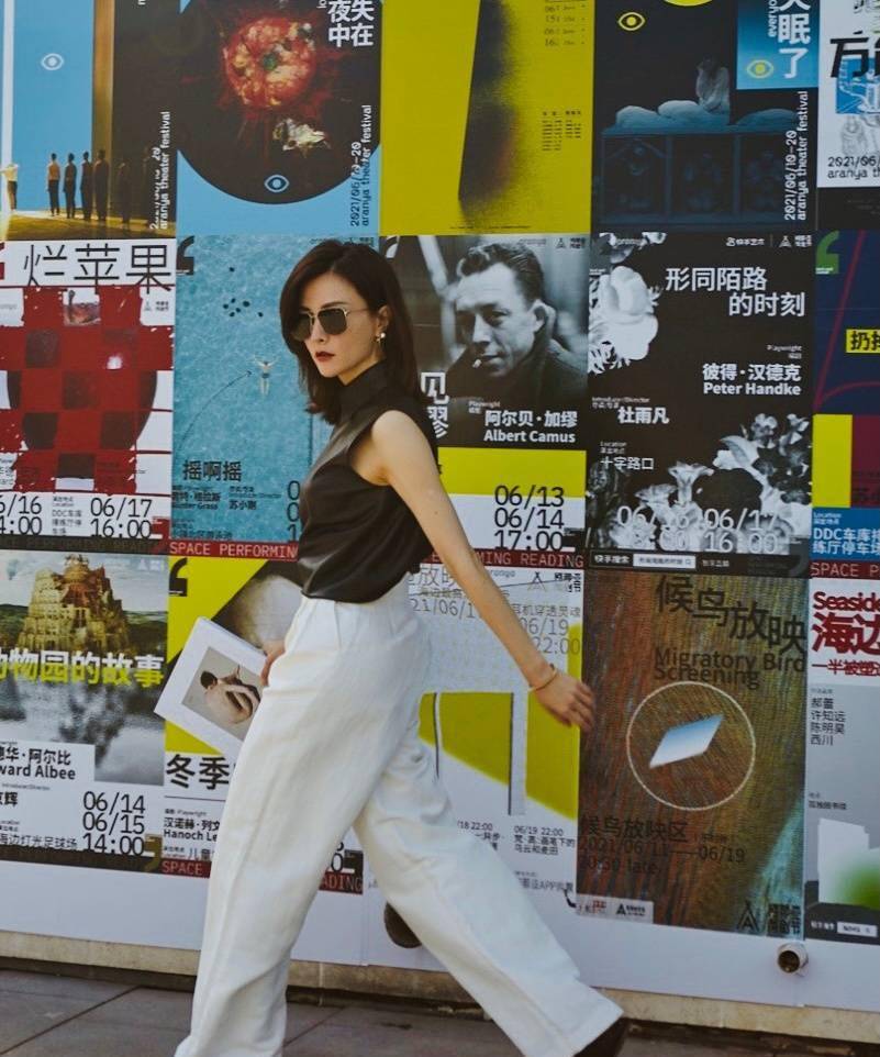 蓝色|刘孜美得惊艳，43岁穿无袖修身针织裙优雅迷人，状态不输小姑娘