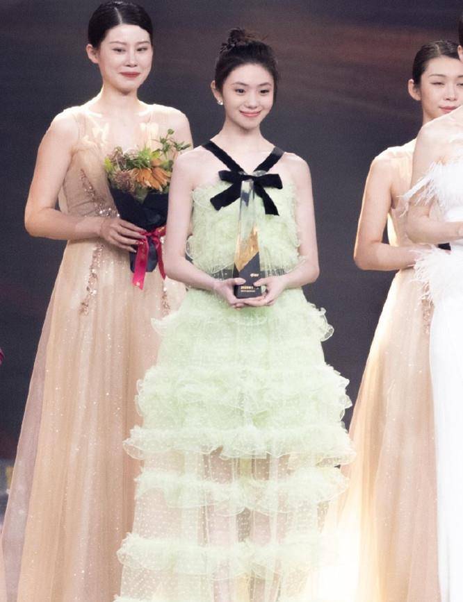 刘浩存|刘浩存刚过80斤太瘦了，穿蛋糕裙撑不起需用吊带固定，红毯惊艳了