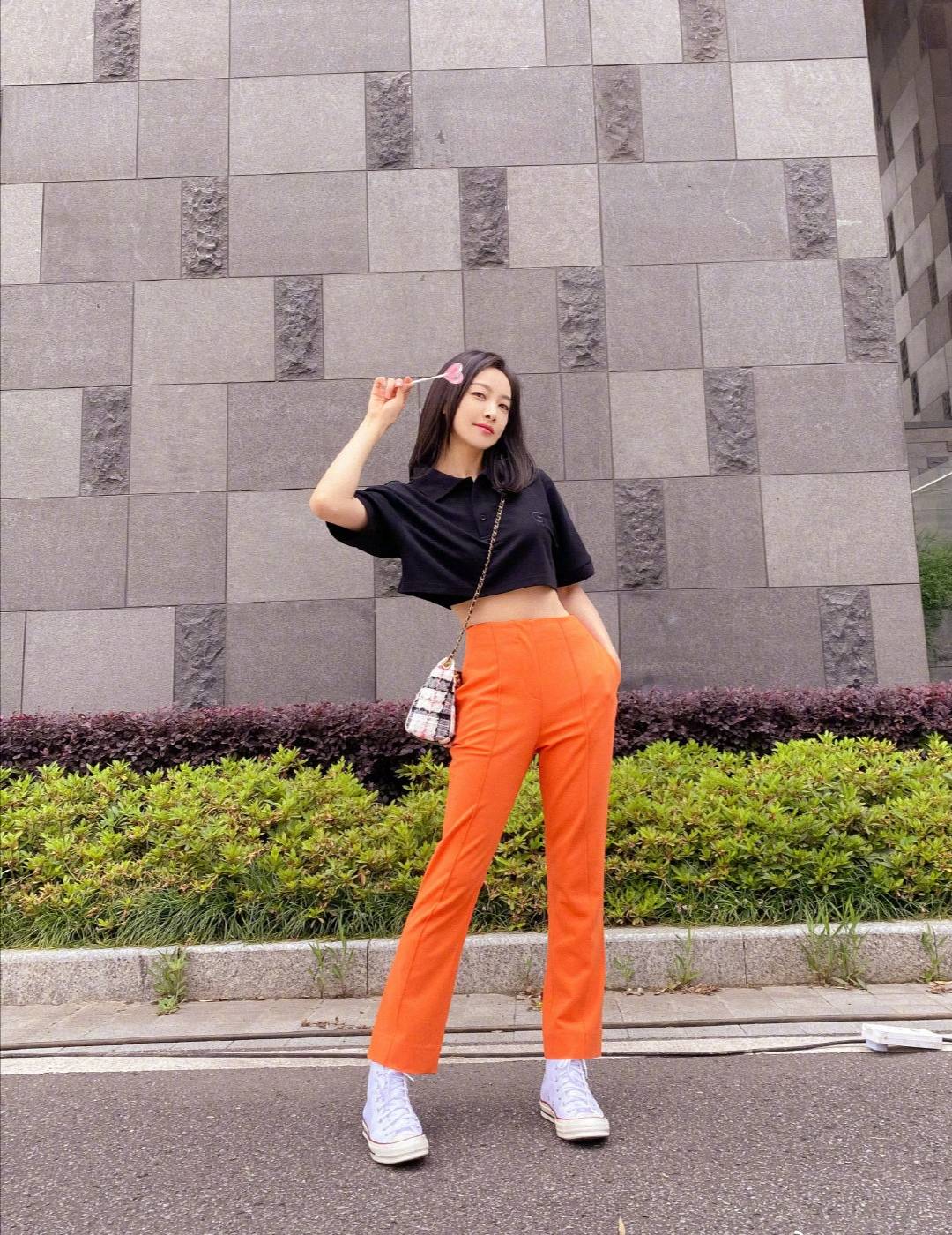 帆布鞋|人人都有的帆布鞋,今夏学会这样搭配,轻松穿出高级感