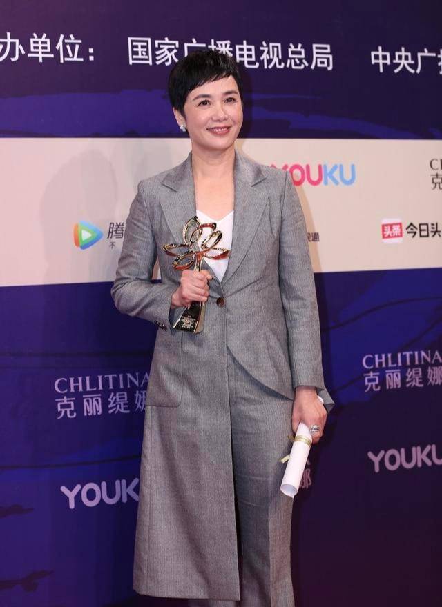 身材|蒋雯丽身材保持得真不错，50多岁身姿还这么窈窕，西装也藏不住