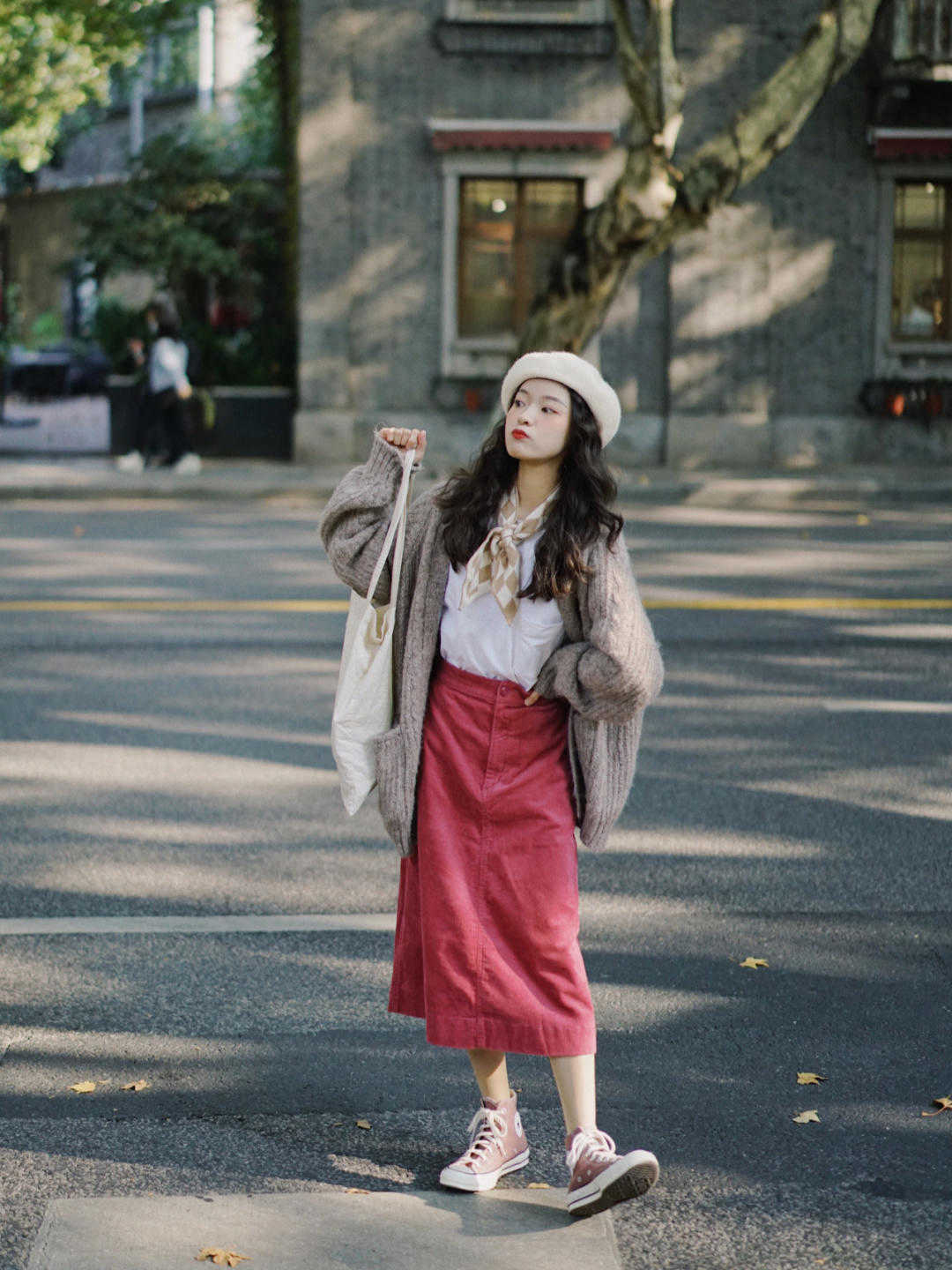 显得|秋季胖女孩怎么穿？卡其色风衣搭配牛仔裤高级优雅，显高还显瘦