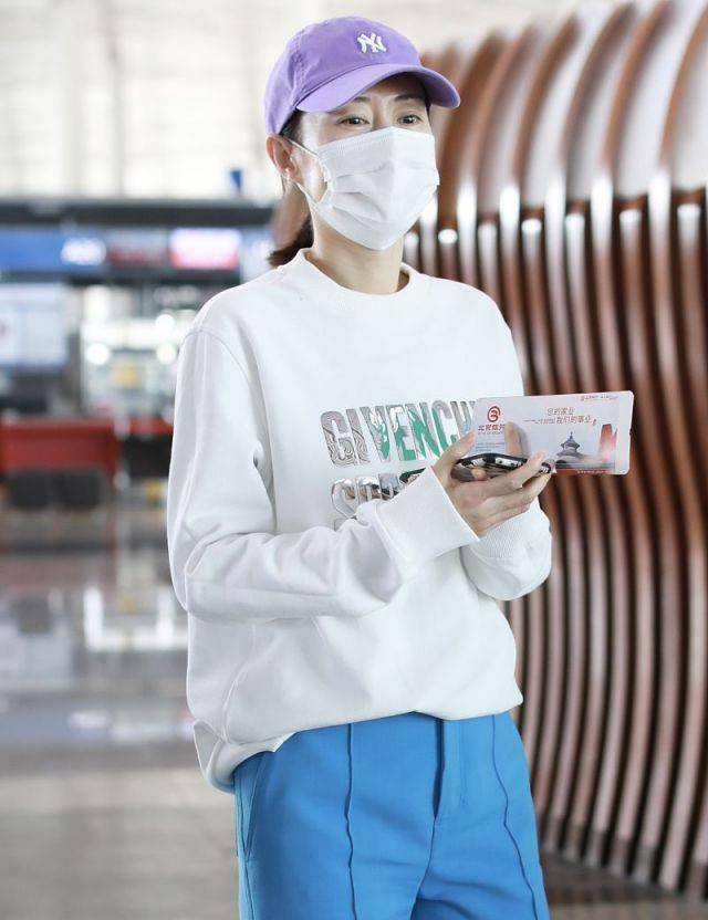 天蓝色|刘敏涛堪称中年穿搭典范，“糖果色”搭白色真减龄，既吸睛又高级