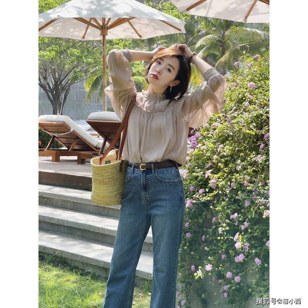 西装|时尚需要做减法，用这1条简约“牛仔裤”来搭配，轻松透出高级感