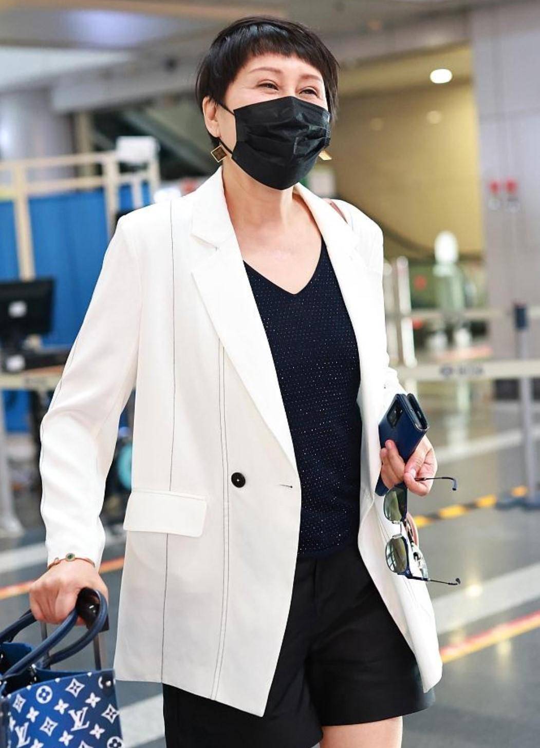 张凯丽活成了60后骄傲白西装配黑色内搭干净利落减龄洋气