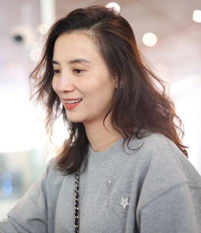 宋佳|40岁的宋佳也太真实了，素颜就敢现身机场，自信的女人最美