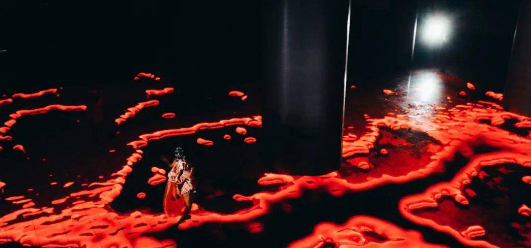 展演|惊艳！广州美术学院惊现赛博朋克沉浸式服装艺术展演-数艺网转