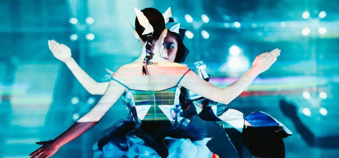 展演|惊艳！广州美术学院惊现赛博朋克沉浸式服装艺术展演-数艺网转