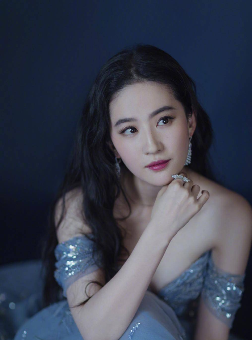 身材|看刘亦菲迪丽热巴谭松韵，穿搭纱裙装，谁才是真正的女神？