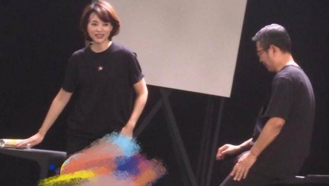 董卿录|董卿录节目的后台照，47岁身形消瘦没中年人的臃肿，气质很优雅！