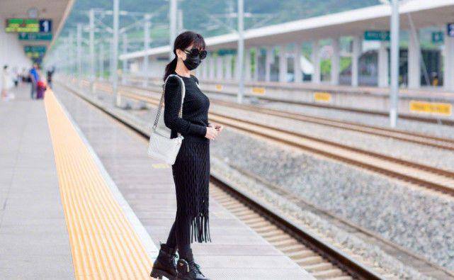 流苏|赵雅芝到底会不会变老，穿流苏长裙搭短靴，这气质不得了