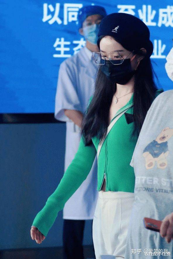 黑色贝雷帽|赵丽颖的扁身材真占便宜,穿紧身上衣显腰细,但帽子却暴露发际线