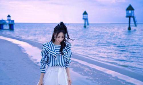 领口处|佟丽娅海边漫步笑起来宛若少女,离婚后状态更好,清爽又甜美