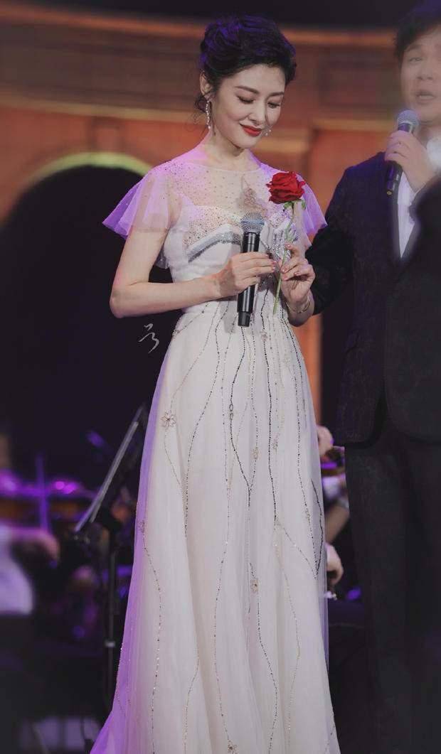 经典|52岁周涛真敢穿,大胆挑战00后穿的纱裙真减龄,不像奶奶辈的人