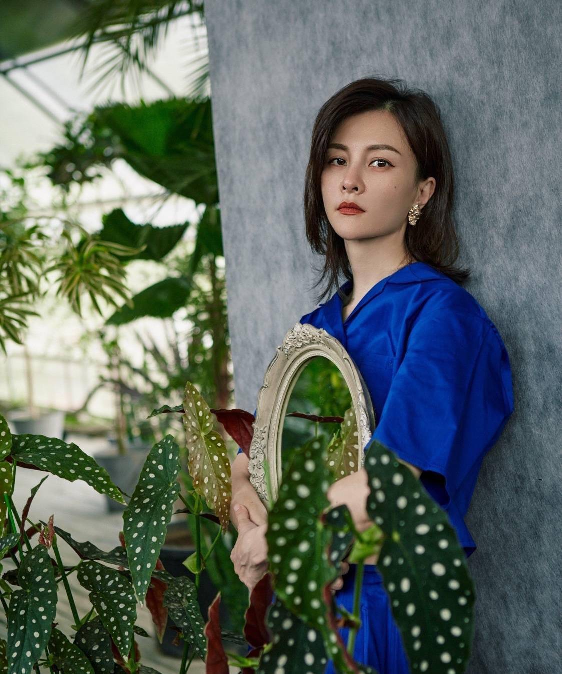 蓝色|刘孜美得惊艳，43岁穿无袖修身针织裙优雅迷人，状态不输小姑娘