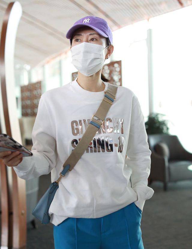 天蓝色|刘敏涛堪称中年穿搭典范，“糖果色”搭白色真减龄，既吸睛又高级