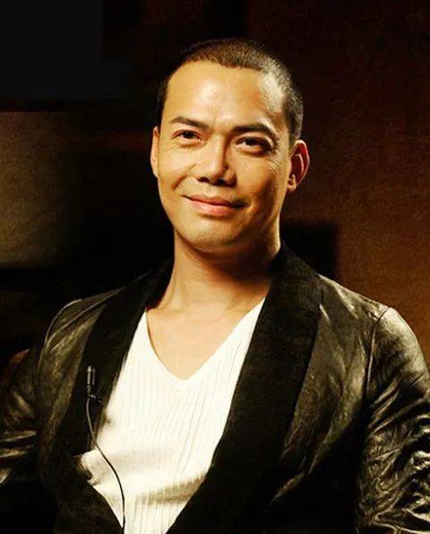 对比应采儿,陈小春婚后传绯闻,她的态度可比李天恩要强硬得多.