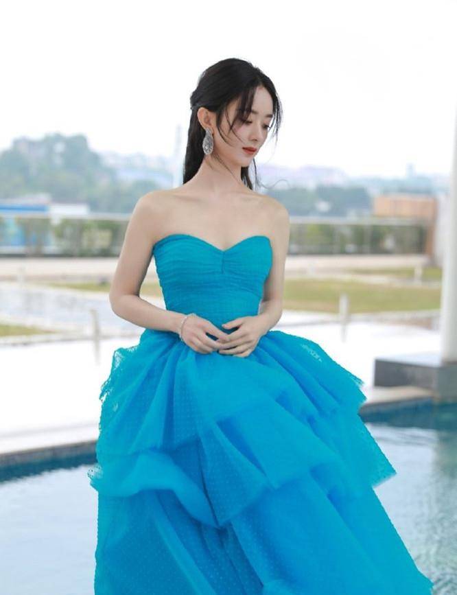 刘浩存|刘浩存刚过80斤太瘦了，穿蛋糕裙撑不起需用吊带固定，红毯惊艳了