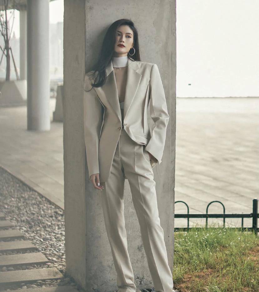 成微|30多岁的何穗又开始“装嫩”了，身穿吊带连衣裙，少女感十足