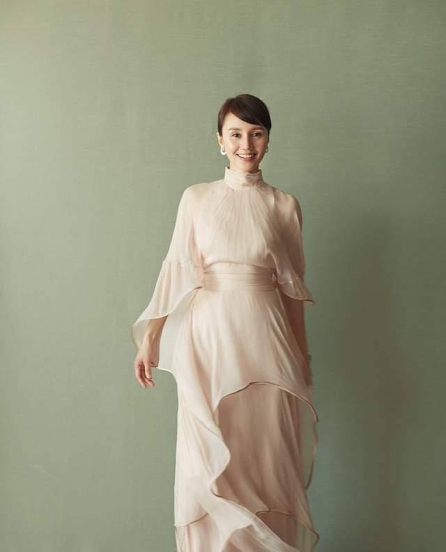 时间|袁泉原来也这么敢穿,不仅服装搭配很大胆,腿上红丝袜更惹眼