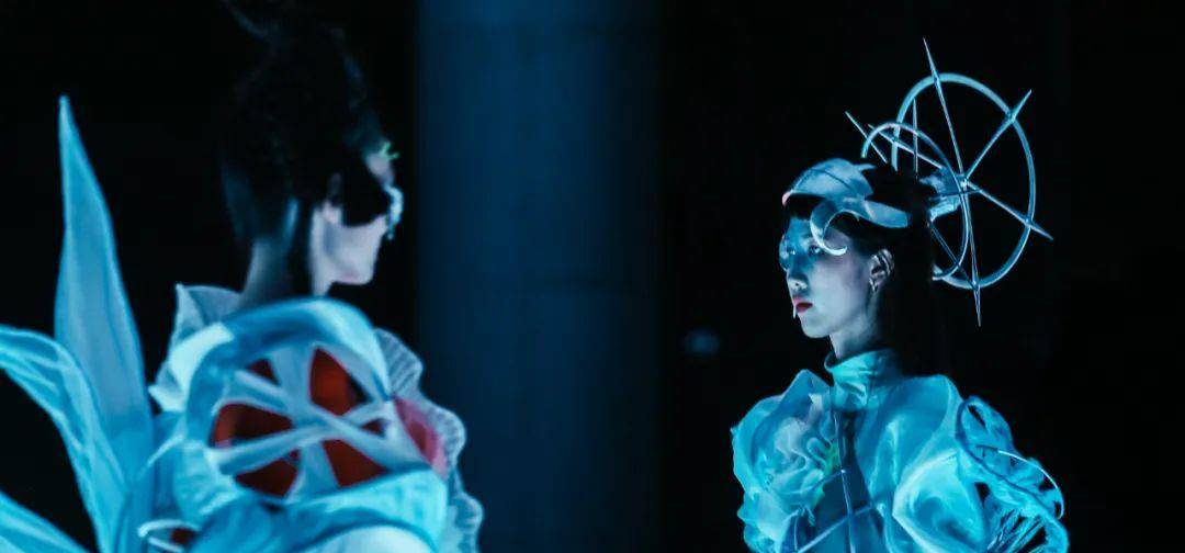 展演|惊艳！广州美术学院惊现赛博朋克沉浸式服装艺术展演-数艺网转