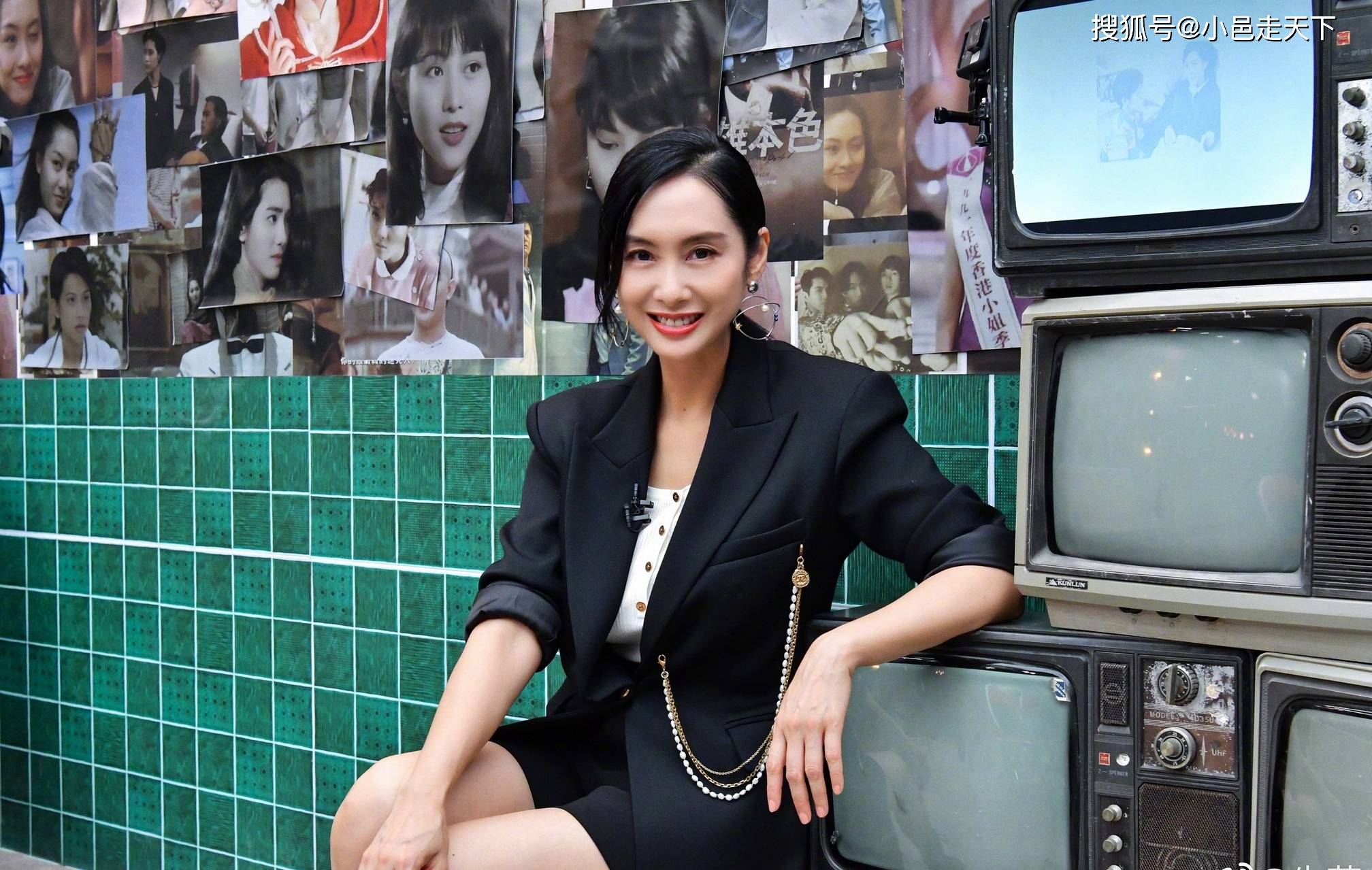 朱茵黑色小短裙性感写真