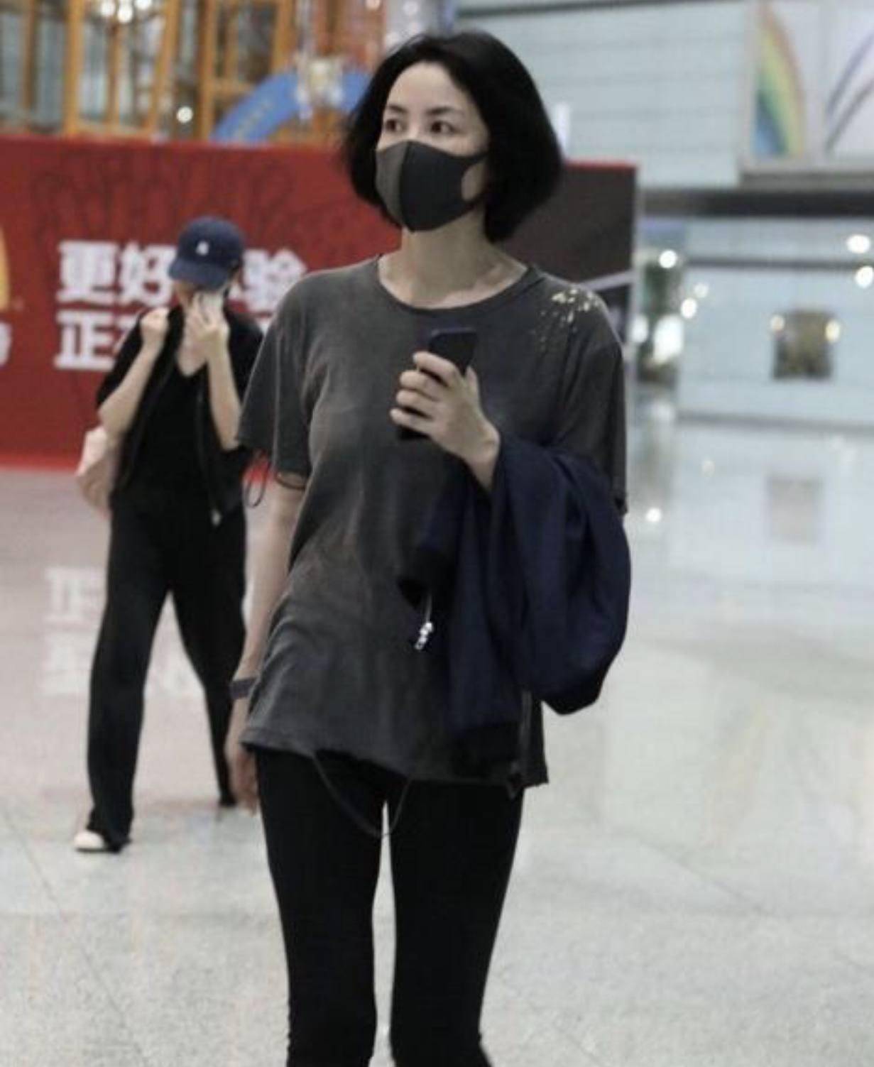 身材|王菲气质好太任性，这么破烂的T恤还敢穿出门，普通阿姨驾驭不了