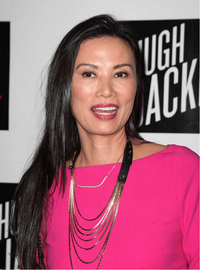 身材|51岁的邓文迪真敢穿，驾驭修身连衣裙丝毫不费力，身材曲线惊艳