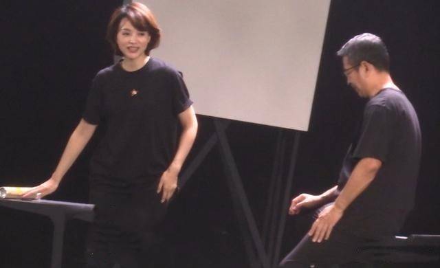 董卿更|央视两大顶流久违同台!53岁白岩松穿T恤不再高冷,董卿更接地气