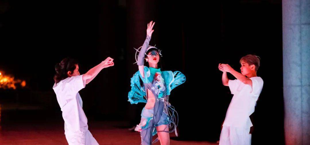 展演|惊艳！广州美术学院惊现赛博朋克沉浸式服装艺术展演-数艺网转